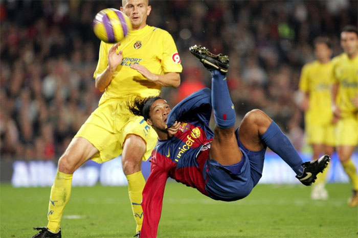 Cú sút sấm sét làm thủng lưới Sevilla ở khoảng cách 32m của Ronaldinho. Ronaldinho