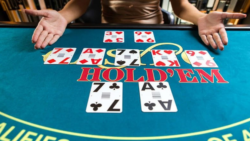 Người chơi sẽ chơi cùng người chia bài 2 Hand Casino Hold’em Là Gì? Hướng Dẫn Cách Chơi Chi Tiết Nhất