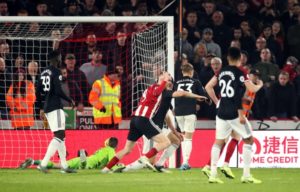 Hàng phòng ngự của Man Utd dễ đổ vỡ Man Utd tạm biệt ngôi vương nước Anh vì mắc 3 yếu điểm nghiêm trọng