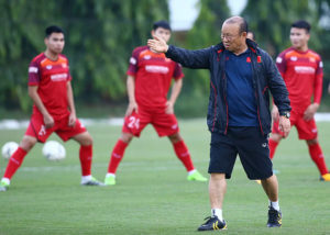 HLV Park Hang-seo trên sân tập Vì Sao Việt Nam Không Đăng Cai Vòng Loại World Cup 2022?