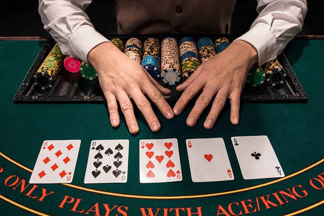 Chia bài Poker sẽ tuân theo quy tắc nhất định Poker Là Gì? Hướng Dẫn Chơi Poker Chi Tiết Tại 188bet