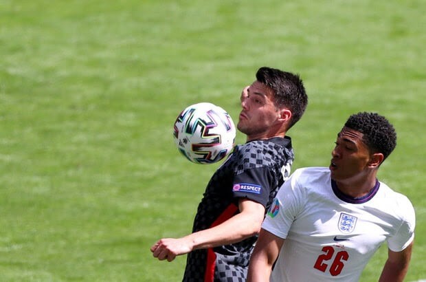 Bellingham có cú va chạm khá nguy hiểm ngay vùng đầu Bellingham Trở Thành Cầu Thủ Trẻ Nhất Tham Dự Euro 2020