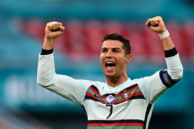Ronaldo vui mừng trước bàn thắng trong phút chót tại Euro 2020 cùng với đội tuyển Bồ Đào Nha Ronaldo Thiết Lập Kỷ Lục Vĩ Đại Mọi Thời Đại Tại EURO 2021