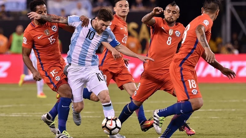 Các cầu thủ Chile đang chăm sóc Messi Những Đội Bóng Mạnh Tại Giải Đấu Copa America 2021