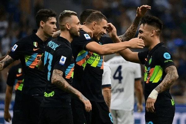 Lão tướng Dzeko ra sân thay vị trí tiền đạo Joaquin Correa. Lão tướng Dzeko tỏa sáng, Inter Milan vùi dập Bologna