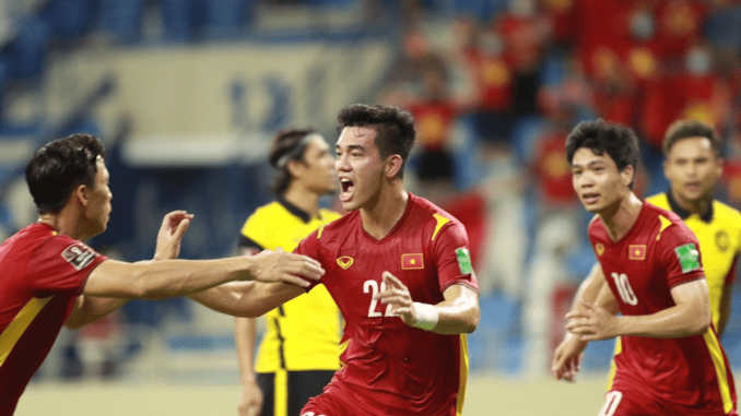 Tỷ số 2 – 1 cho tuyển Việt nam khi đối đầu Malaysia. đội tuyển Việt Nam
