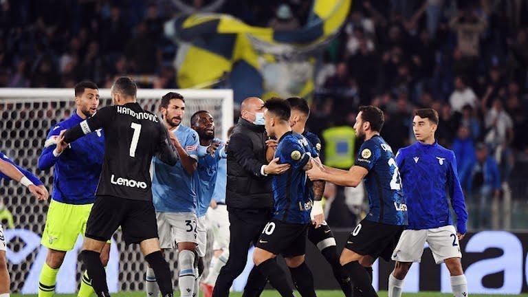 Trận đấu giữa Inter và Lazio liên tiếp xảy ra những màn hỗn chiến Inter sập bẫy trên sân Lazio, 2 lần suýt hỗn chiến