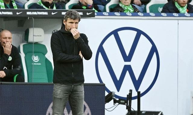 HLV Bommel bị sa thải một cách nhanh chóng khi chỉ mới cầm quân 13 trận HLV Bayern chỉ đạo từ khu cách ly, HLV Bommel bị sa thải