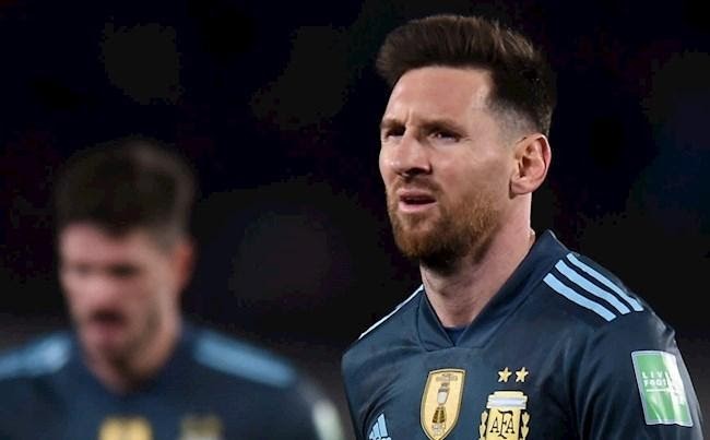HLV ĐT Argentina cho rằng tuân thủ mọi nguyên tắc khi triệu tập Messi Messi rời PSG tái hợp ĐT Argentina gây nên tranh cãi lớn