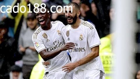 Benzema và Vinicius liên tục hóa người hùng giúp Real giành chiến thắng Benzema, Vinicius hóa người hùng giúp Real vững ngôi đầu