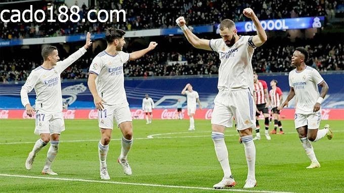 Real Madrid tiếp tục ghi điểm giữ vững ngôi đầu BXH La Liga Benzema, Vinicius hóa người hùng giúp Real vững ngôi đầu