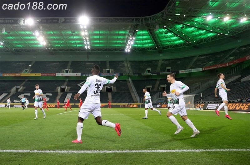 Các cầu thủ thi đấu trên sân vận động không cổ động viên do COVID Bundesliga khốn đốn vì sự hoành hành của dịch Covid-19