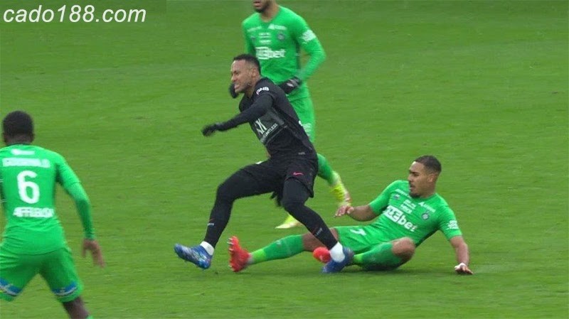 Neymar gặp chấn thương nghiêm trọng trong trận đấu vừa qua tại Ligue 1 Ligue 1: Neymar gặp chấn thương, Ramos ra mắt PSG