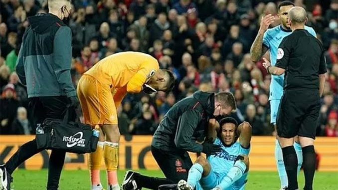 nghi-an-trong-tai-Dean-giup-Liverpool-ghi-ban Nghi án trọng tài Dean ngầm giúp Liverpool ghi bàn?