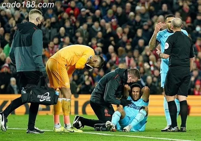 Tình huống ghi bàn gỡ hòa của Liverpool gây nhiều tranh cãi Nghi án trọng tài Dean ngầm giúp Liverpool ghi bàn?