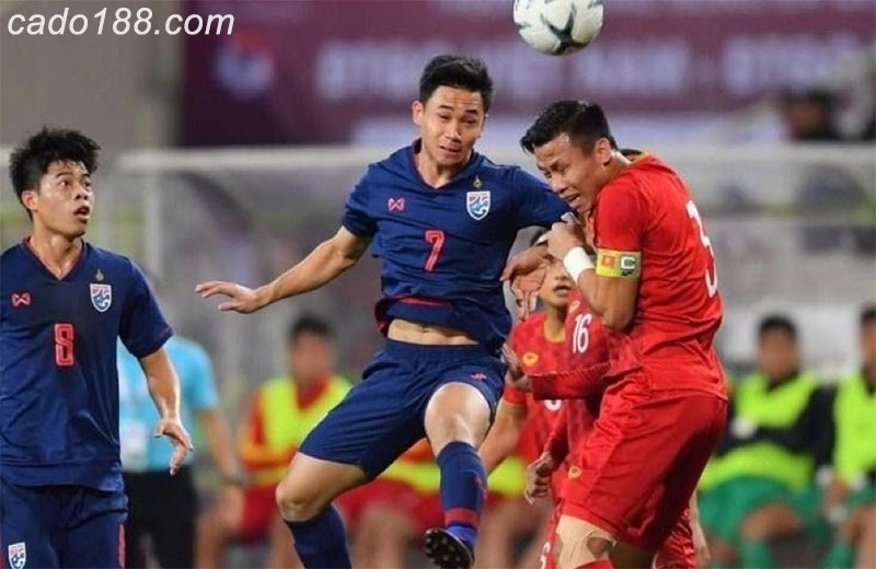 Lần gặp nhau gần nhất của 2 đội tuyển là vòng loại World Cup Việt Nam quyết đấu Thái Lan: Kẻ 8 lạng người nửa cân