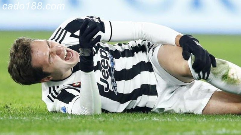 Trụ cột của Juventus gặp phải chấn thương nghiêm trọng trong trận gặp Roma Sao Juventus gặp chấn thương nặng, nguy cơ nghỉ hết mùa
