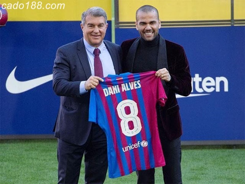 Alves chưa được thi đấu cho Barca chính thức vì nhiều lý do khác nhau Barcelona: Torres gặp hạn, Alves vẫn chưa được ra sân