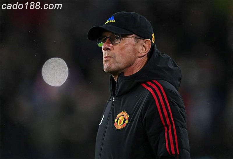 Nhiều cầu thủ chia bè phái và không đến các buổi tập của HLV người Đức Man United đang thiếu gắn bó và tổ chức cần khắc phục ngay
