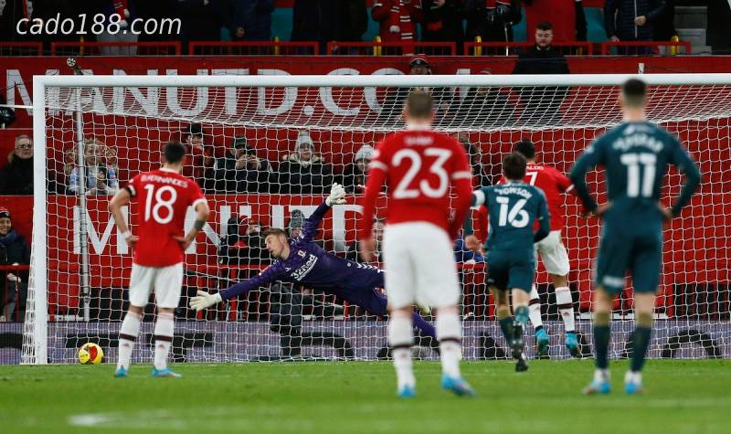 CR7 hỏng phạt đền, góp phần khiến MU bị loại ở Cup FA