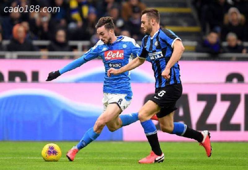  Inter có nguy cơ mất ngôi đầu bảng sau trận hòa Napoli