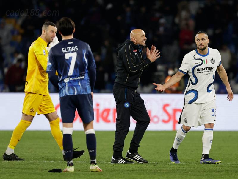  Inter có nguy cơ mất ngôi đầu bảng sau trận hòa Napoli
