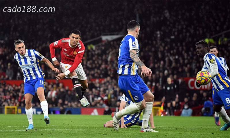 Ronaldo lập siêu phẩm, đưa MU trở lại đường đua Top 4