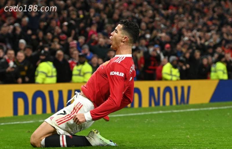 Ronaldo lập siêu phẩm, đưa MU trở lại đường đua Top 4