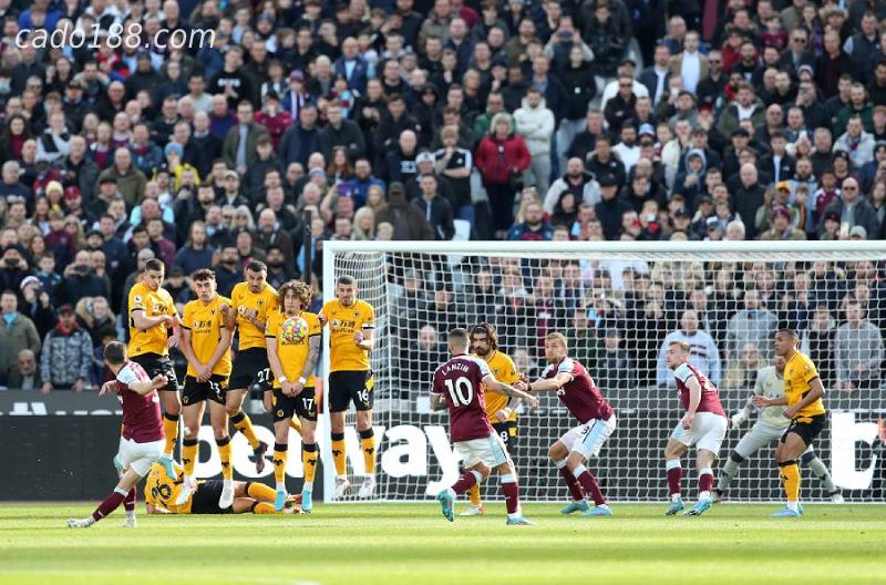 Thắng tối thiểu Wolves, West Ham bám đuổi sát nút MU
