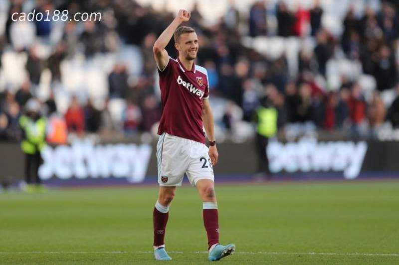 Thắng tối thiểu Wolves, West Ham bám đuổi sát nút MU