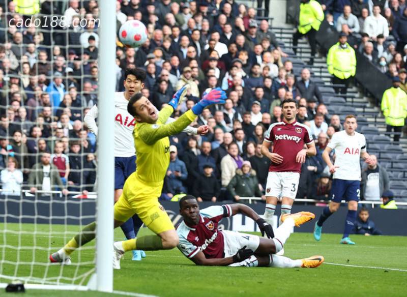 Thắng đậm West Ham, Tottenham chiếm chỗ MU trên BXH