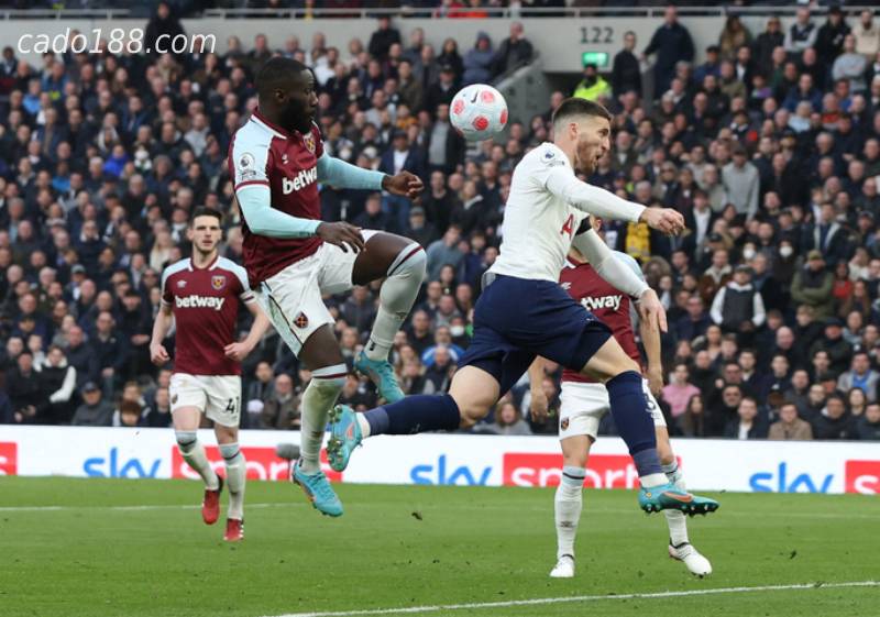 Thắng đậm West Ham, Tottenham chiếm chỗ MU trên BXH