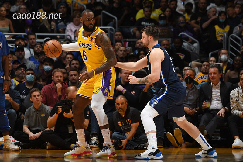 Dallas Mavericks sẽ có màn đọ sức với LA Lakers trên sàn gỗ Crypto.com Arena Soi kèo LA Lakers vs Dallas Mavericks