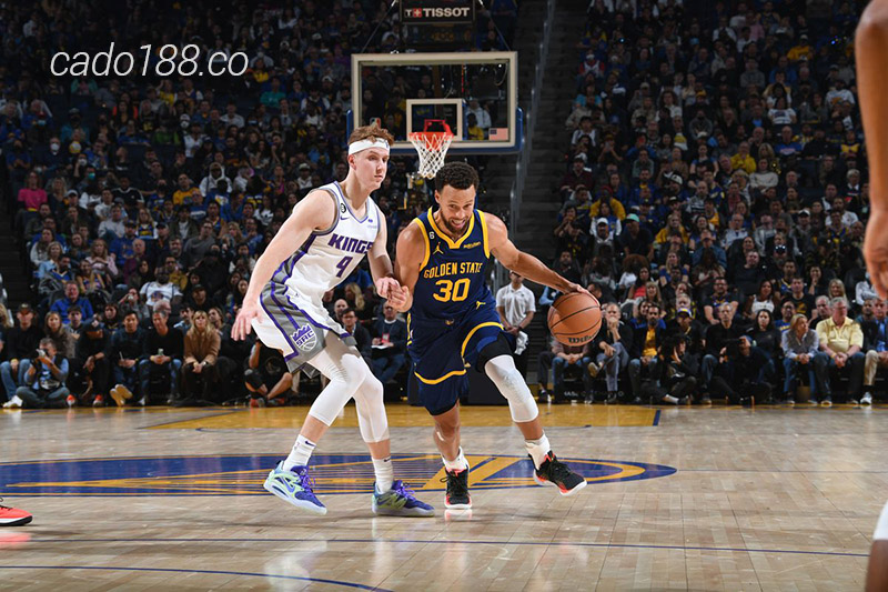 HLV Mike Brown vẫn đang đau đầu với chấn thương ngón tay của trụ cột De’Aaron Fox Soi kèo bóng rổ NBA GS Warriors vs Sacramento Kings 29_4