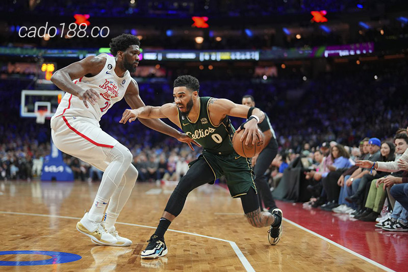 Đoàn quân HLV Doc Rivers giành được chiến thắng đầu tiên trong sự ngỡ ngàng của NHM Cỏ Ba Lá Soi kèo bóng rổ Boston Celtics vs Philadelphia 76ers 4_5
