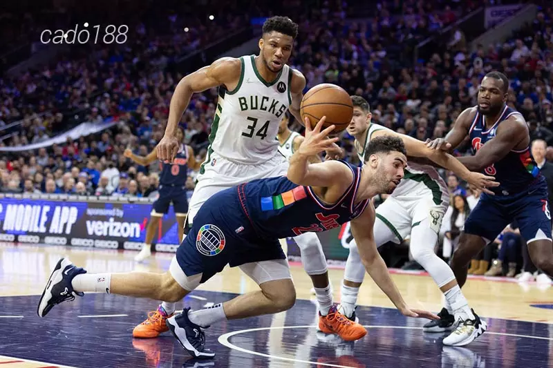 Damian Lillard cùng Giannis Antetokounmpo thay phiên nhau tỏa sáng trên hàng công với những pha phối hợp đẹp mắt Soi kèo bóng rổ Milwaukee Bucks vs Philadelphia 76ers 27_10