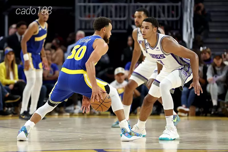 Klay Thompson có một ngày thi đấu đáng thất vọng khi liên tục bỏ lỡ những cú ném quan trọng Soi kèo bóng rổ NBA Sacramento Kings vs GS Warriors 28_10