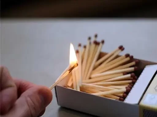 mo-thay-bao-diem-co-que-dang-chay Giải mã giấc mơ thấy bao diêm có que đang cháy