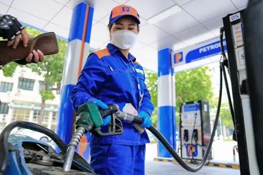 Mơ thấy đổ xăng là điềm gì Mộng thấy đổ xăng