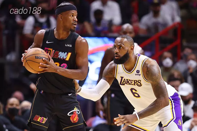 Los Angeles Lakers vẫn là đội bóng chơi phòng ngự vòng ngoài rất yếu các trận vừa qua Soi kèo bóng rổ NBA Miami Heat vs Los Angeles Lakers 7_11