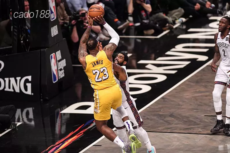 Kyrie Irving và Luka Doncic có một ngày thi đấu khó khăn với hàng phòng ngự của LA Lakers Soi kèo bóng rổ NBA LA Lakers vs Brooklyn Nets ngày 20_1
