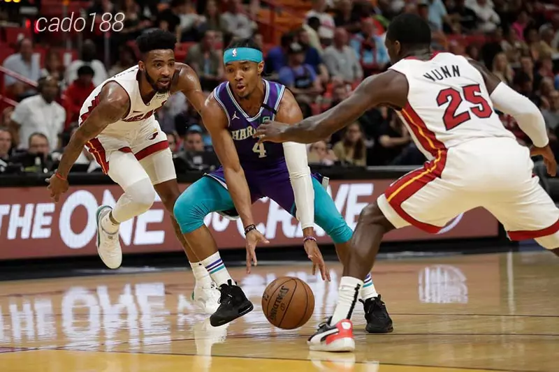 Bam Adebayo và dàn dự bị đã mang đến bất ngờ to lớn cho người hâm mộ sân Kaseya Center Soi kèo bóng rổ NBA Miami Heat vs Charlotte Hornets 15_1