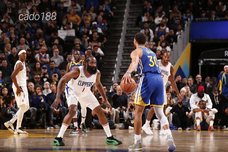 Kawhi Leonard đã trải qua 2 mùa giải liên tiếp gặp vấn đề chấn thương tại Playoffs Soi kèo bóng rổ LA Clippers vs Golden State Warriors 6_10