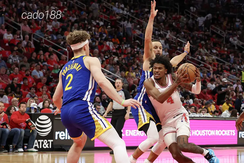Alperen Sengun cũng làm tròn vai hỗ trợ tốt trong cả tấn công lẫn phòng ngự Soi kèo bóng rổ Houston Rockets vs Golden State Warriors 5_5