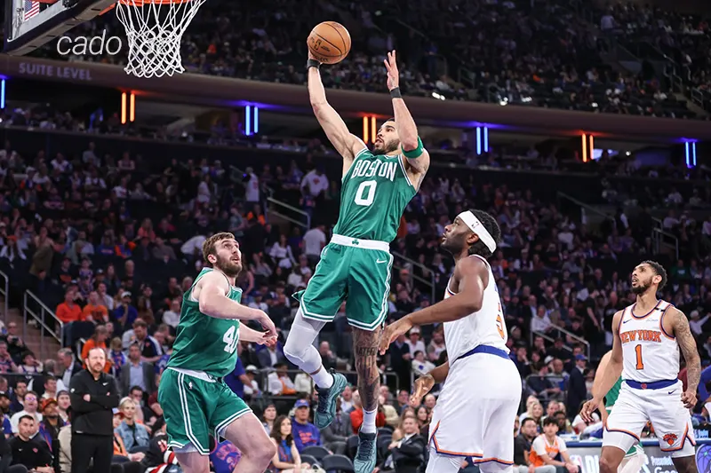 HLV Tom Thibodeau đã cải thiện đáng kể khả năng phòng ngự và kiểm soát bảng rổ so với các trận trước Soi kèo bóng rổ NBA Boston Celtics vs New York Knicks 15_5